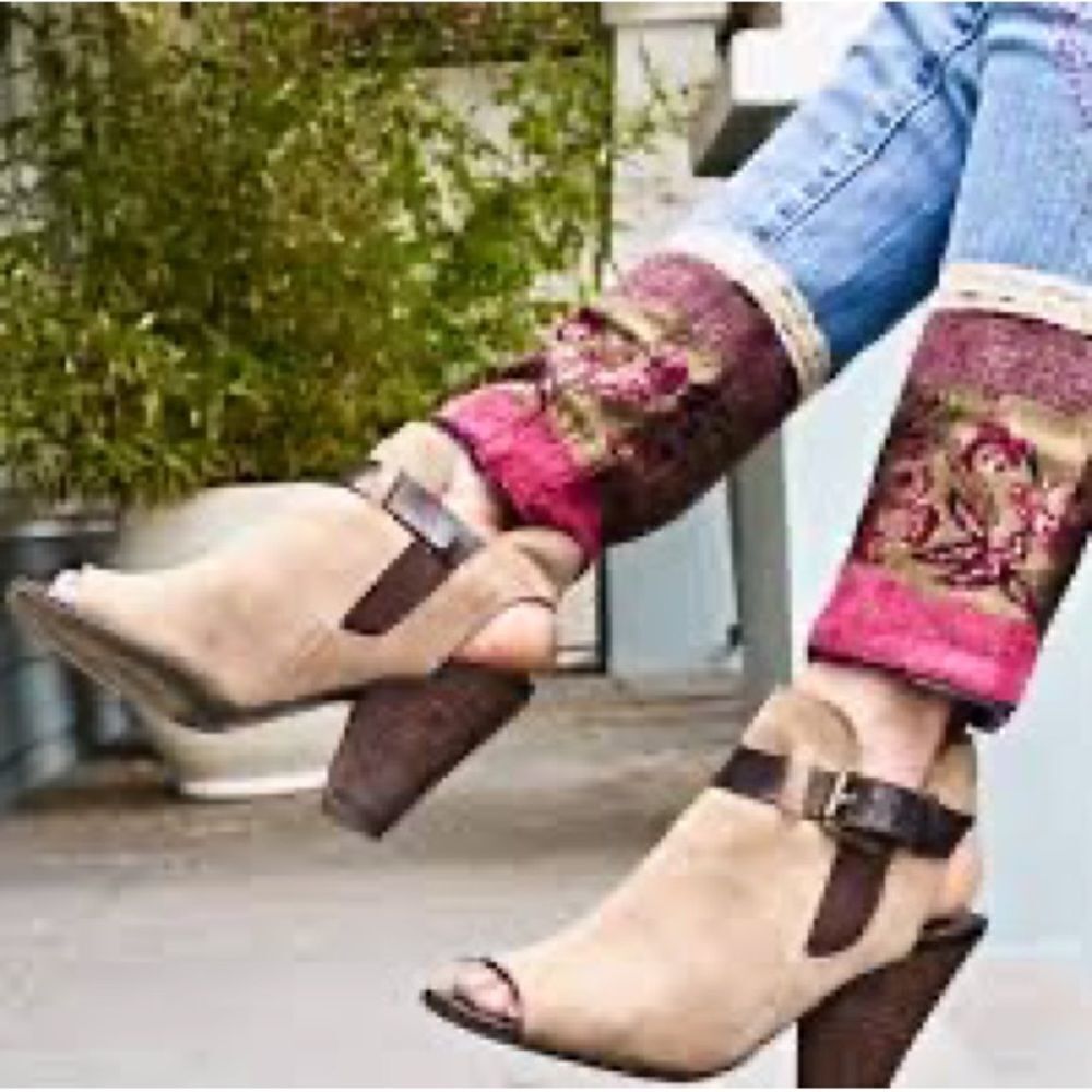 Franco Sarto‎ Buckle Peep Toe Stacked Suede Heeled Booties Size 8.5 A16